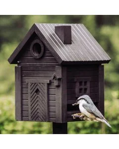 Multiholk Carbon Black van Wildlife Garden ✔️ Nestkast en voederhuis in 1 ✔️ Voor kleine tuinvogels ✔️ Geïnspireerd op Scandinavische architectuur ➤ Hoezo-Kado