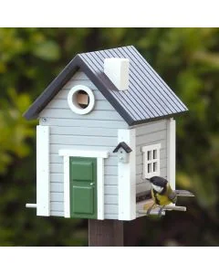 Multiholk Gratt Hus van Wildlife Garden combineert nestkast en voederhuis in één. Met lichtgrijze gevel, 32 mm invliegopening en Scandinavisch geïnspireerd ontwerp.