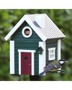 Multiholk Stugan groen van Wildlife Garden: nestkast en voederhuis in één, geschikt voor kleine tuinvogels en geïnspireerd op Scandinavische architectuur.