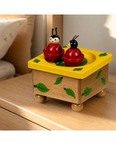 Houten muziekdoos met 2 dansende kevertjes en de melodie It's a Small World. Mechanisch opwindbaar, zonder batterijen en geschikt vanaf 4 jaar.