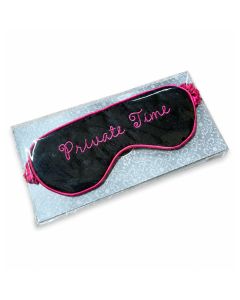 Zwart slaapmasker met roze “Private Time” borduring en roze rand. Nylon oogmasker van ca. 185 x 70 mm voor rustmomenten thuis of onderweg.