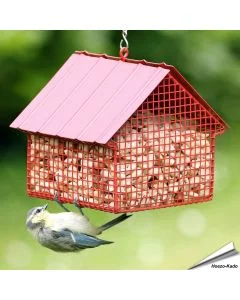 Rood Pinda Voederhuisje van Wildlife Garden voor pinda's en suet pellets. Inhoud ca. 1,2 liter en fijn metalen gaas. Ca. 12,5 x 15,4 x 13,7 cm.