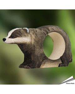 Handgesneden Servetring Das van Wildlife Garden uit hout, met karakteristieke gezichtsstrepen en glazen ogen. Voor stoffen en papieren servetten.