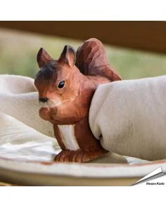 Handgesneden Servetring Eekhoorn van Wildlife Garden uit hout, met roodbruine kleuren, glazen ogen en pluimstaart. Voor stoffen en papieren servetten.