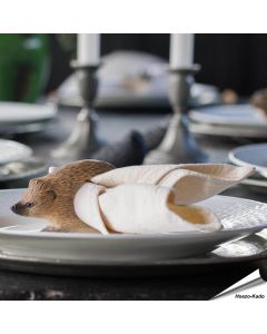 Handgesneden Servetring Egel van Wildlife Garden uit hout, met stekelstructuur en glazen ogen. Voor stoffen en papieren servetten.