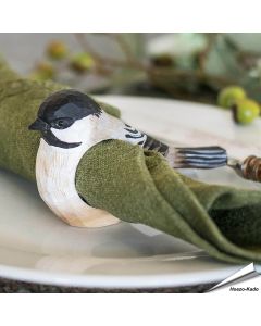 Handgesneden Servetring Glanskop van Wildlife Garden uit hout, met zwarte kruin en lichte wangen. Voor stoffen en papieren servetten.
