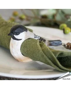 Handgesneden Servetring Glanskop van Wildlife Garden uit hout, met zwarte kruin en lichte wangen. Voor stoffen en papieren servetten.