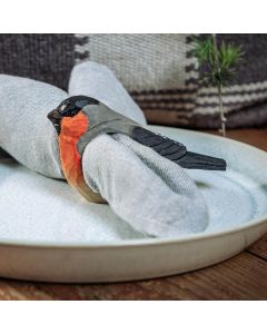 Handgesneden servetring met goudvink van lindehout. Met de hand beschilderd en voorzien van glazen ogen. Bijzondere tafeldecoratie van Wildlife Garden.