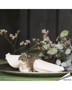 Handgesneden Servetring Kat van Wildlife Garden uit hout, met tabby-strepen en glazen ogen. Voor stoffen en papieren servetten.