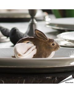 Handgesneden Servetring Konijn van Wildlife Garden in grijsbruine tinten, met glazen ogen. Houten servetring voor papieren en stoffen servetten.