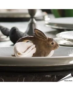 Handgesneden Servetring Konijn van Wildlife Garden in grijsbruine tinten, met glazen ogen. Houten servetring voor papieren en stoffen servetten.