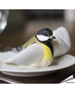 Handgesneden houten Servetring Koolmees van Wildlife Garden met gele borst, zwarte kop en witte wangen voor een decoratieve tafelschikking.
