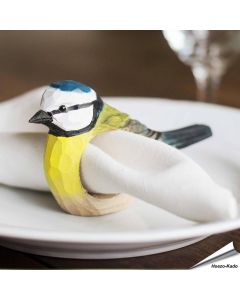 Handgesneden houten Servetring Pimpelmees van Wildlife Garden met blauwe kruin, witte wangen en gele borst voor een decoratieve tafelschikking.