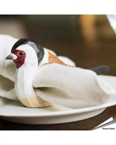 Handgesneden houten Servetring Putter van Wildlife Garden met rode koptekening en gele vleugelaccenten voor een kleurrijke tafeldecoratie.