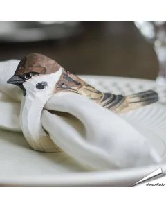 Handgesneden houten Servetring Ringmus van Wildlife Garden met kastanjebruine kruin, witte wangen en donkere wangvlek voor de tafeldecoratie.