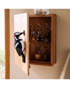 Houten Wildlife Garden sleutelkastje met handgesneden grote bonte specht, 7 sleutelhaakjes en magneetsluiting. Decoratief én praktisch voor de hal.