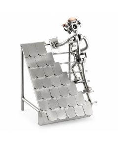 Metalen Steelman Dakdekker beeldje van ca. 20 x 13 x 12 cm. Handgemaakt beroepscadeau met ladder en pannendak voor dakdekker, jubileum of pensioen.