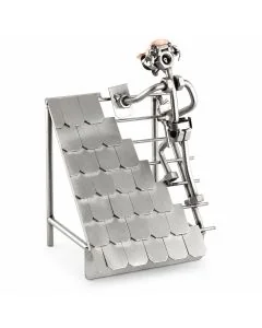 Metalen Steelman Dakdekker beeldje van ca. 20 x 13 x 12 cm. Handgemaakt beroepscadeau met ladder en pannendak voor dakdekker, jubileum of pensioen.