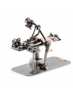 Handgemaakt Steelman Masseur beeldje van ca. 15 x 8 x 7 cm. Met masseur, patiënt en massagetafel. Origineel beroepscadeau voor een masseur.