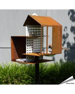 Stijlvol voederhuis op paal van cortenstaal ✔️ Drie lagen voor zaden, vetbollen & water ✔️ Duurzaam design voor elke tuin ➤ Bestel nu bij Hoezo-Kado!