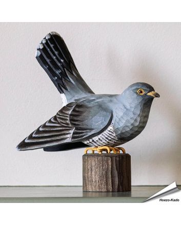 Houtgesneden vogel in de vorm van een Koekoek is een mooie decoratie waar het hele gezin dol op zal zijn ✔️ Levensecht vorm- en kleur gegeven model ➤ Koop nu online bij Hoezo-Kado