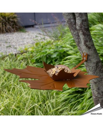 Breng sfeer in je tuin met de Leaf Me wandvoederschaal ✔️ Duurzaam metaal & stijlvol bladontwerp ✔️ Perfect cadeau ➤ Bestel bij Hoezo-Kado.nl
