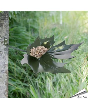 Breng sfeer in je tuin met de Leaf Me wandvoederschaal ✔️ Gemaakt van duurzaam metaal, stijlvol bladontwerp ✔️ Perfect cadeau ➤ Bestel bij Hoezo-Kado.nl