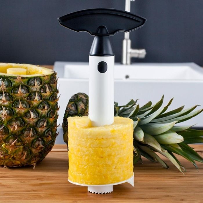 Vacu Vin ananassnijder voor snel schillen, ontkernen en snijden van verse ananas. Maakt mooie schijven, houdt de schil intact en is vaatwasserbestendig.