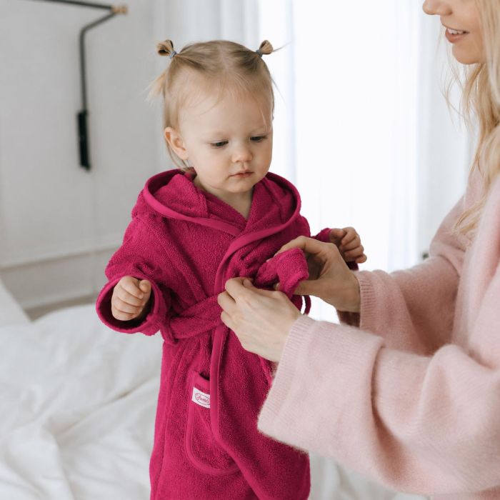 Fuchsia baby badjas van 100% katoen voor 0 tot 12 maanden, maat 62 t/m 80. Zacht badjasje voor na het badderen en leuk als kraamcadeau.