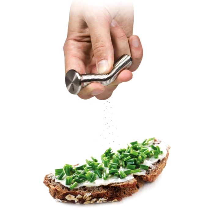 Biegsie peper- en zoutstel met 2 zilverkleurige metalen strooiers. Buig om peper of zout te doseren en eenvoudig navulbaar via de schroefkop.