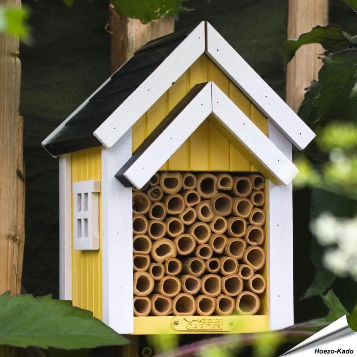 Biholk geel van Wildlife Garden. Houten nestkast voor solitaire bijen met verschillende nestgangen en een geel-wit huisontwerp voor een beschutte tuinplek.