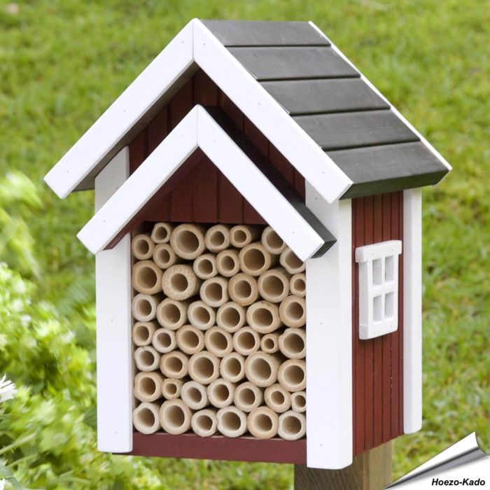 Biholk rood van Wildlife Garden. Houten nestkast voor solitaire bijen met meerdere nestgangen, geschikt voor een zonnige en beschutte plek in de tuin.