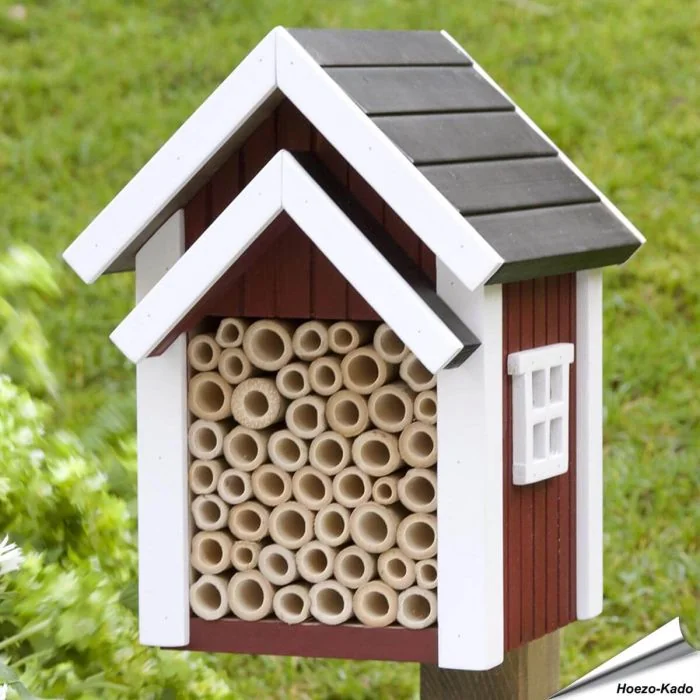 Biholk rood van Wildlife Garden. Houten nestkast voor solitaire bijen met meerdere nestgangen, geschikt voor een zonnige en beschutte plek in de tuin.