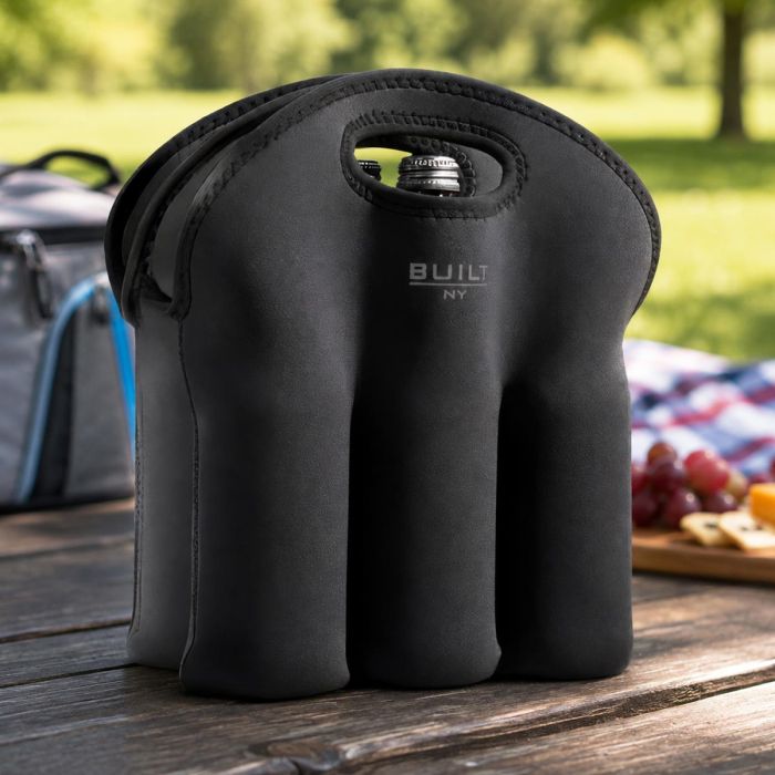 BUILT NY Six Pack Tote zwart/grijs voor maximaal 6 flessen of blikjes. Isolerende flessentas van rekbaar neopreen, compact en handig voor onderweg.