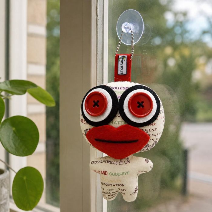 Unieke Crazy Doll met zuignap, rode knoopogen en grote rode lippen. Ca. 8 x 11 cm. Van deze opvallende stoffen pop bestaat slechts één exemplaar.