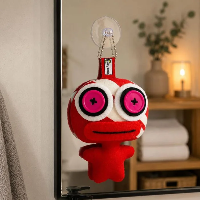 Unieke Crazy Doll met zuignap in rood met roze knoopogen. Ca. 8 x 11 cm. Opvallende decoratie voor raam of spiegel. Slechts 1 exemplaar.