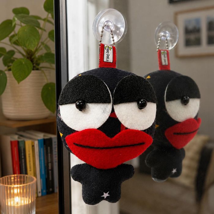 Unieke Crazy Doll met zuignap, rode lippen en sterrenprint. Ca. 8,5 x 12,5 cm. Opvallende decoratie voor raam of spiegel. Slechts 1 exemplaar.
