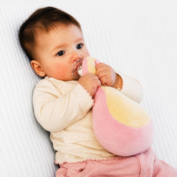 Cuddle Your Dummy speenknuffel in roze en crème. Met houder voor een fopspeen, gemaakt van 100% polyester en voorzien van CE-markering.