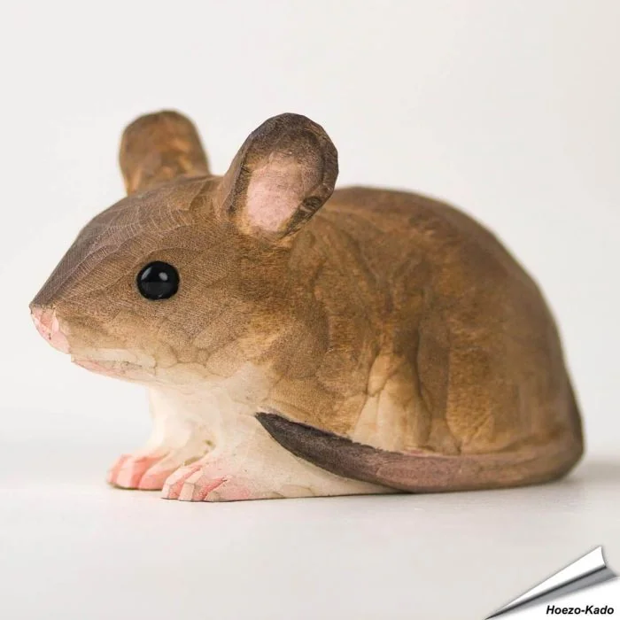 DecoAnimal Muis van Wildlife Garden, handgesneden houten dierenbeeld met natuurgetrouwe vormgeving, grote ronde oren, lichte buik en spitse snuit.