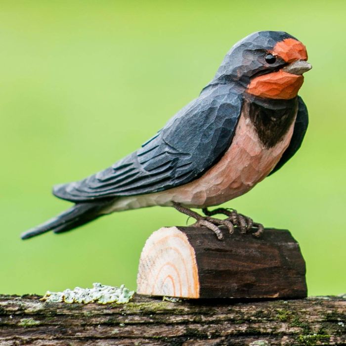 Onder de naam DecoBird - Boerenzwaluw presenteren wij een serie van ambachtelijk vormgegeven houten vogels.