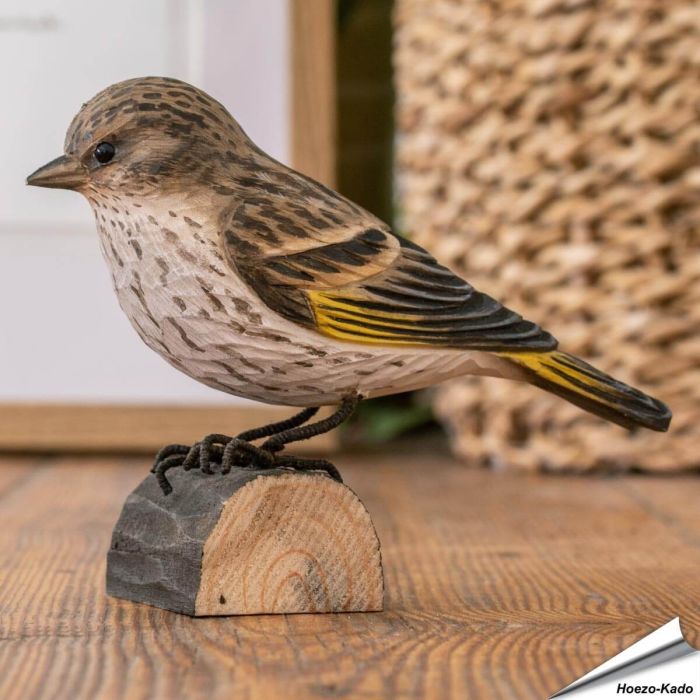Houtgesneden vogel in de vorm van een Dennensijs is een mooie decoratie waar het hele gezin dol op zal zijn ✔️ Levensecht vorm- en kleur gegeven model ➤ Koop nu online bij Hoezo-Kado