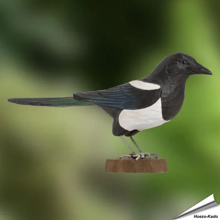 DecoBird Ekster van hout met zwart-witte kleurverdeling, lange staart en blauwgroene accenten. Decoratieve vogel voor binnen van Wildlife Garden.