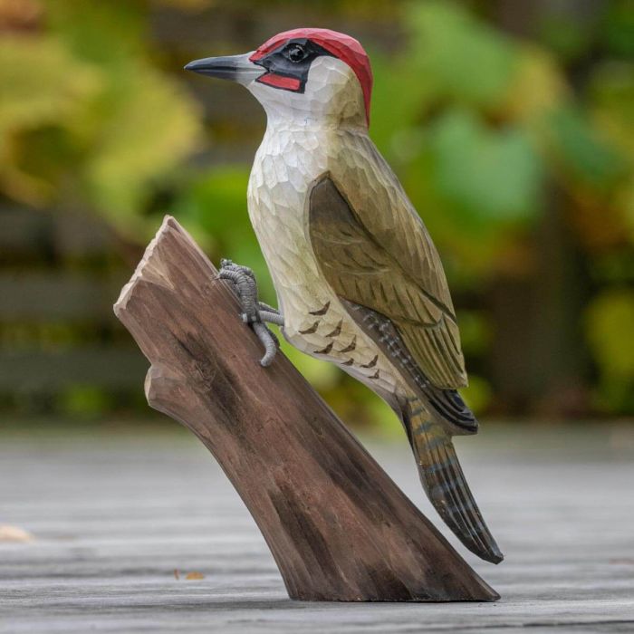 Onder de naam DecoBird - Groene specht presenteren wij een serie van ambachtelijk vormgegeven houten vogels.