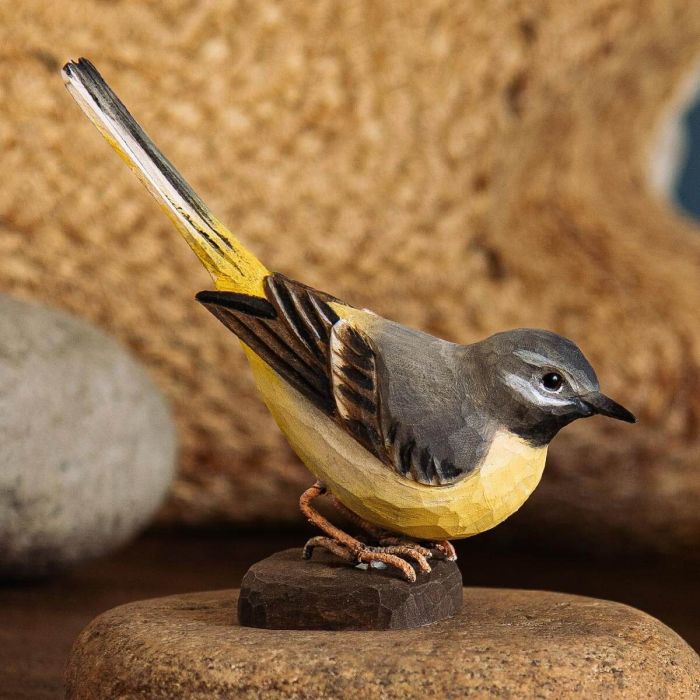 Houtgesneden vogel in de vorm van een Grote gele kwikstaart is een mooie decoratie waar het hele gezin dol op zal zijn ✔️ Levensecht vorm- en kleur gegeven model ➤ Koop nu online bij Hoezo-Kado