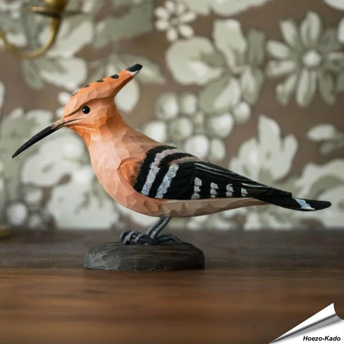 Ontdek de DecoBird Euraziatische Hop van Wildlife Garden, een handgesneden houten vogel met opvallende kuif, lange snavel en contrastrijke vleugeltekening.