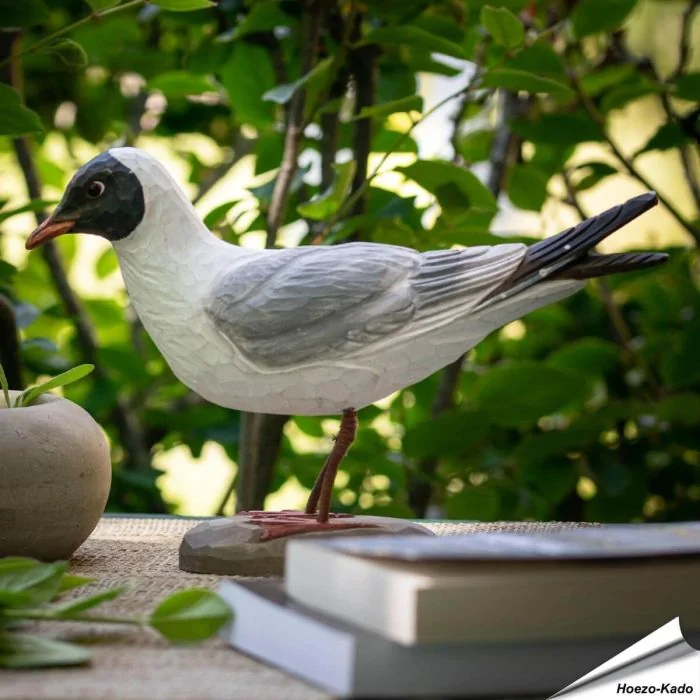 Houtgesneden vogel in de vorm van een Kokmeeuw is een mooie decoratie waar het hele gezin dol op zal zijn ✔️ Levensecht vorm- en kleur gegeven model ➤ Koop nu online bij Hoezo-Kado