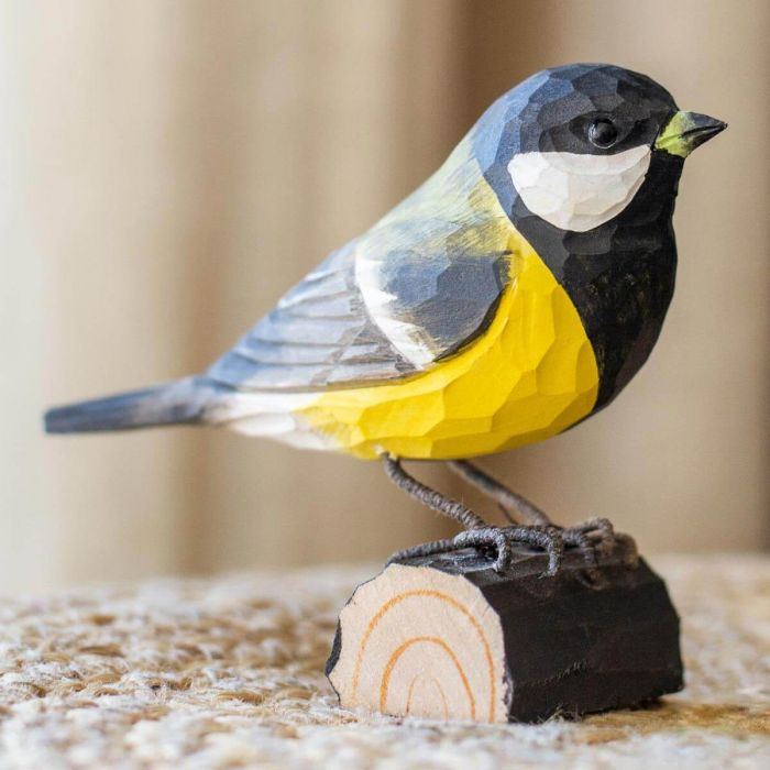 Houtgesneden vogel in de vorm van een Koolmees is een mooie decoratie waar het hele gezin dol op zal zijn ✔️ Levensecht vorm- en kleur gegeven model ➤ Koop nu online bij Hoezo-Kado