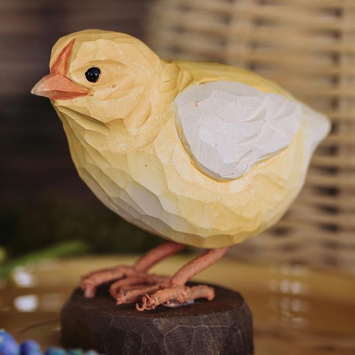 Handgesneden houten DecoBird kuiken van Wildlife Garden. Charmante gele paas- en voorjaarsdecoratie van ca. 8 cm. Bekijk het bij Hoezo-Kado.