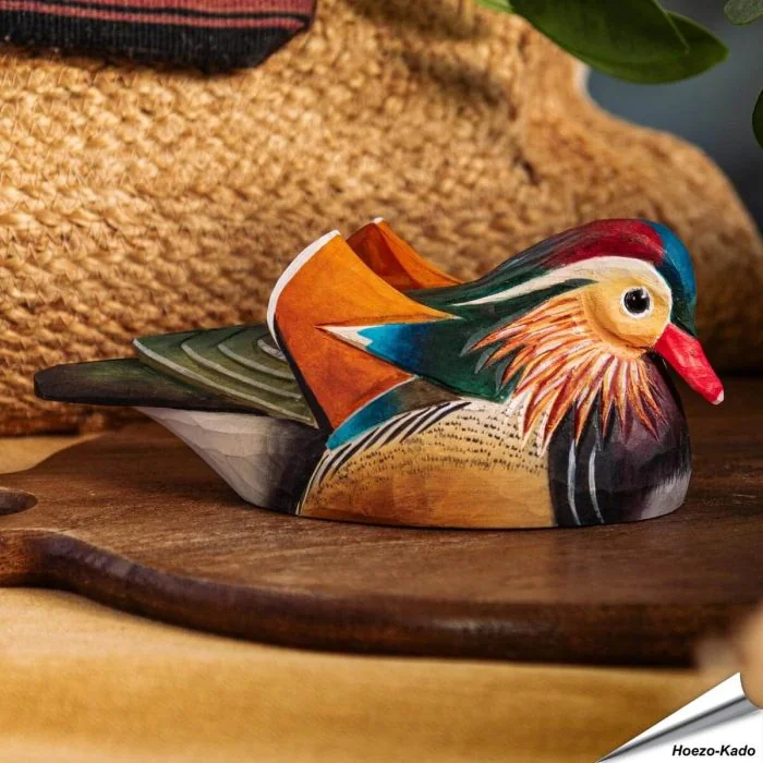 Houtgesneden vogel in de vorm van een Mandarijneend is een mooie decoratie waar het hele gezin dol op zal zijn ✔️ Levensecht vorm- en kleur gegeven model ➤ Koop nu online bij Hoezo-Kado