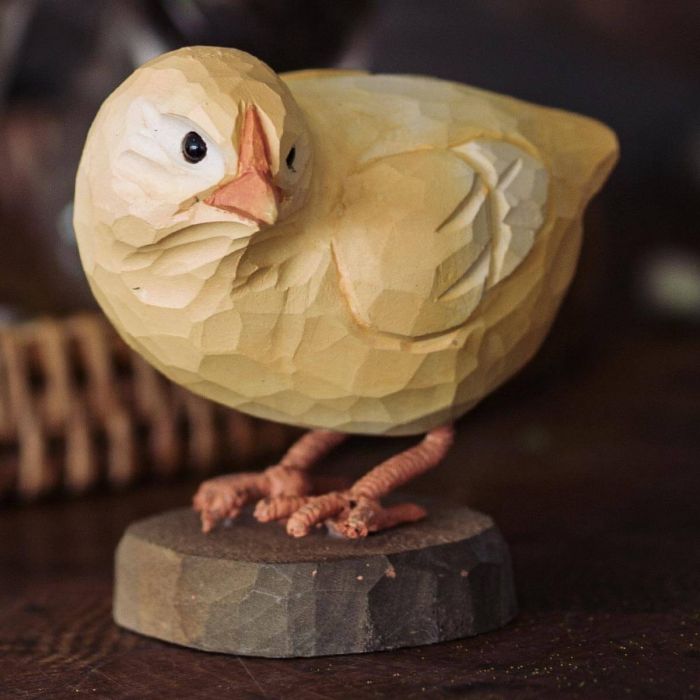 Handgesneden DecoBird Curious Chick van Wildlife Garden. Nieuwsgierig houten kuiken als paas- en voorjaarsdecoratie, ca. 7,3 cm lang.